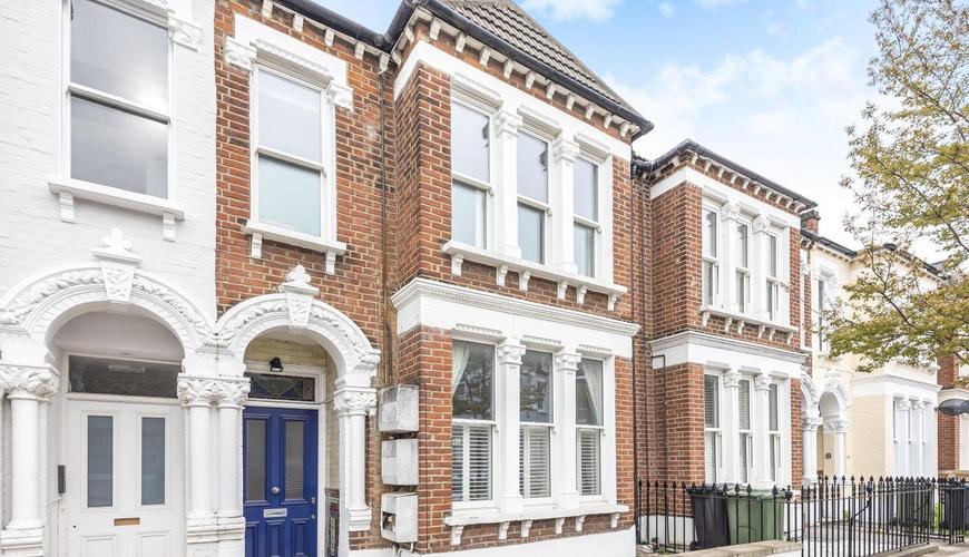 2 bedroom Flat for sale in Edgeley Road, Clapham SW4 (Contracts