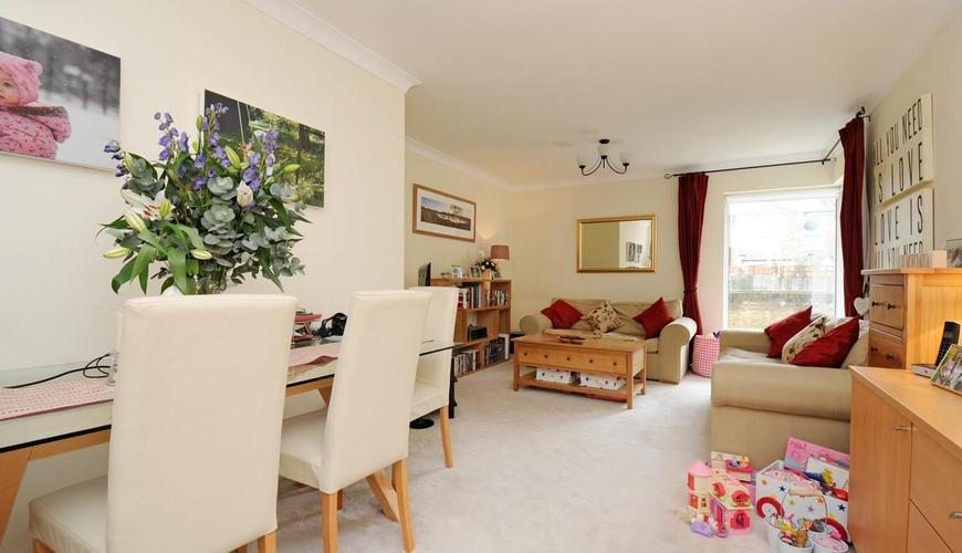 2 bedroom Flat for sale in Hartfield Crescent, Wimbledon ...