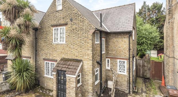3 Bedroom House For Sale In Ealing Road Brentford Tw8 Sold Kfh