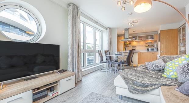 2 Bedroom Flat To Rent In Lombard Road Battersea Sw11 To Let