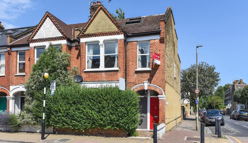 3 bedroom Flat for sale in Penwith Road, Earlsfield SW18 (Under offer) KFH